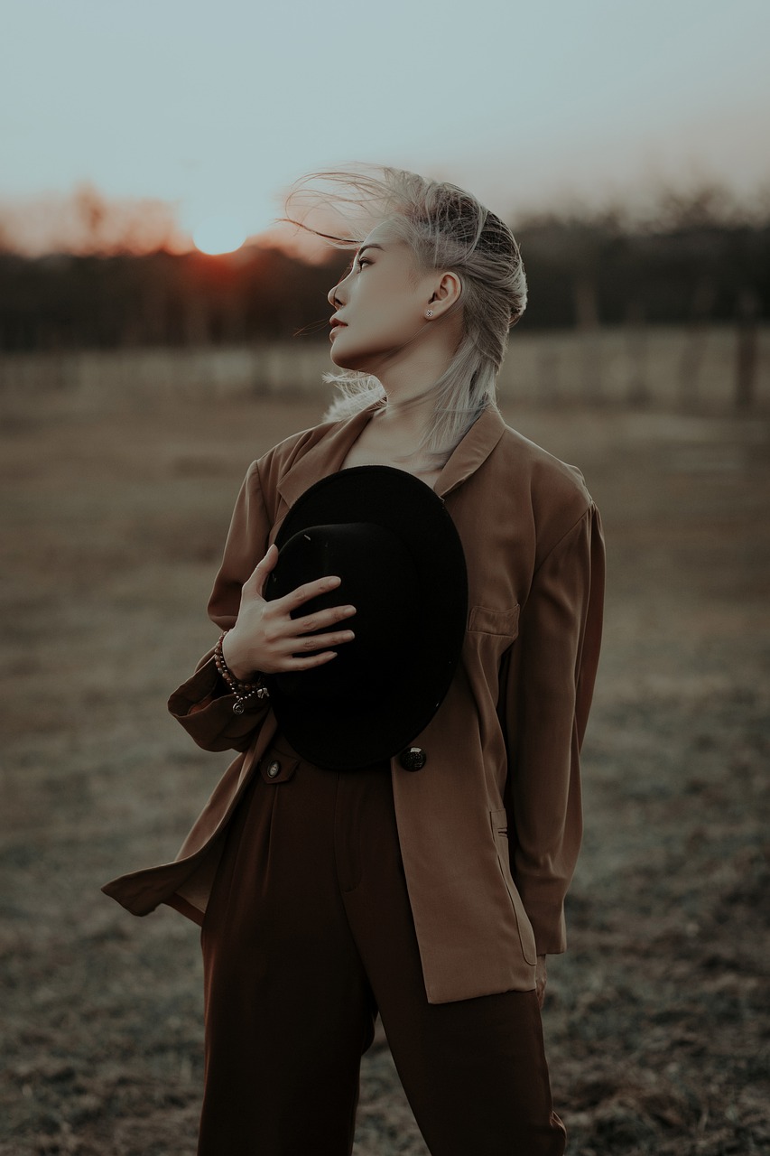 Woman Outdoors Portrait Field  - Jupilu / Pixabay