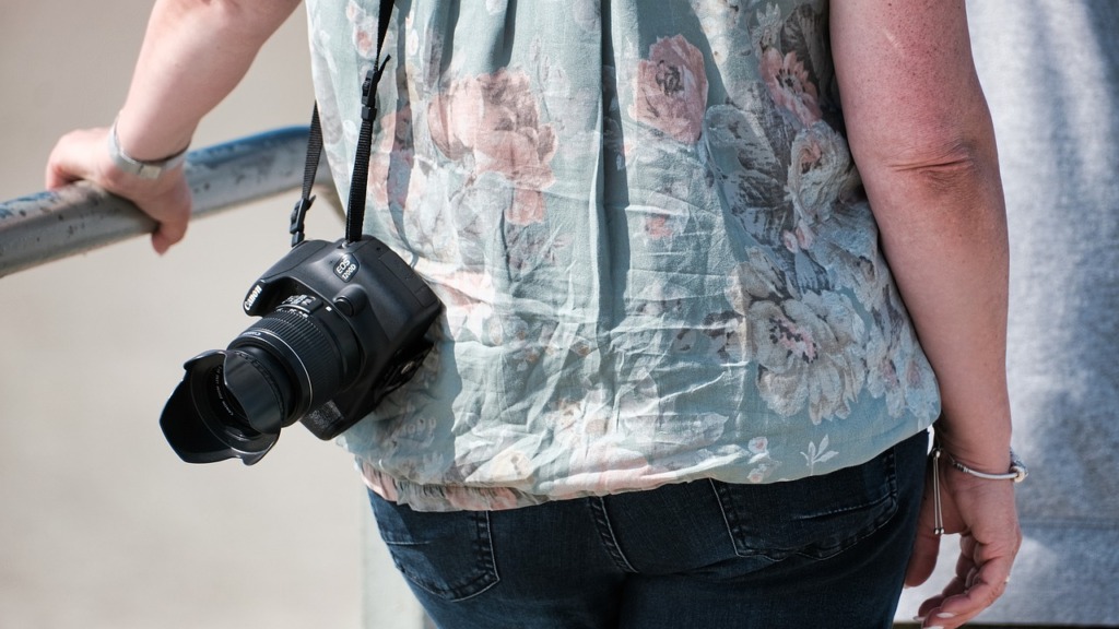 Woman Photographer Camera Lens  - photoscene / Pixabay