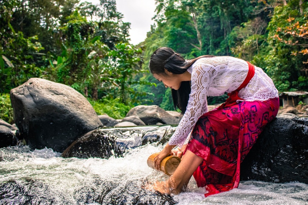 Woman River Fetching Water Stream  - Raw_Image6 / Pixabay
