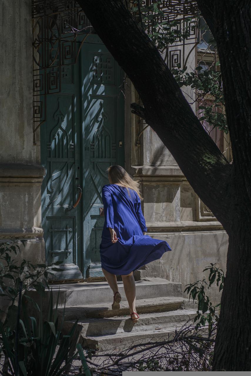 Woman Running House Manor Estate  - filmotionproduction202 / Pixabay