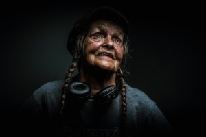Woman Senior Portrait Headphones  - leemurry01 / Pixabay