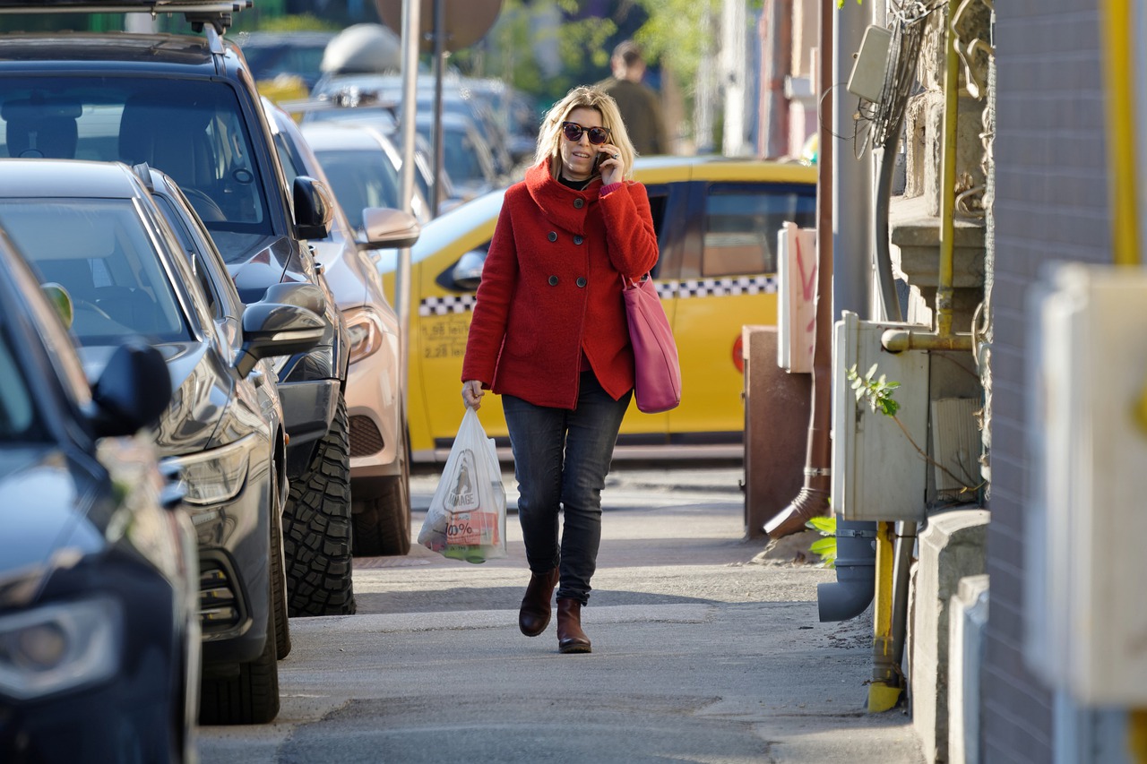 Woman Sidewalk Walking Street  - icsilviu / Pixabay