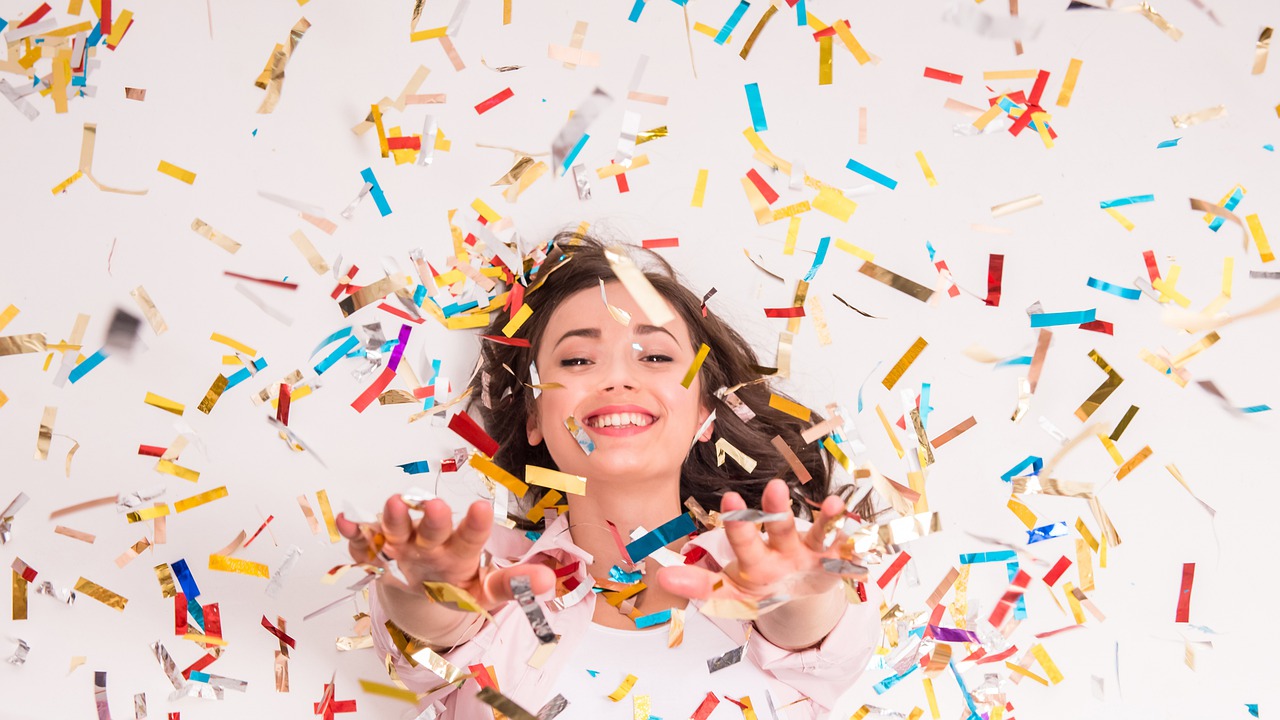 Woman Smile Confetti Smiling - ashiqraazz121 / Pixabay