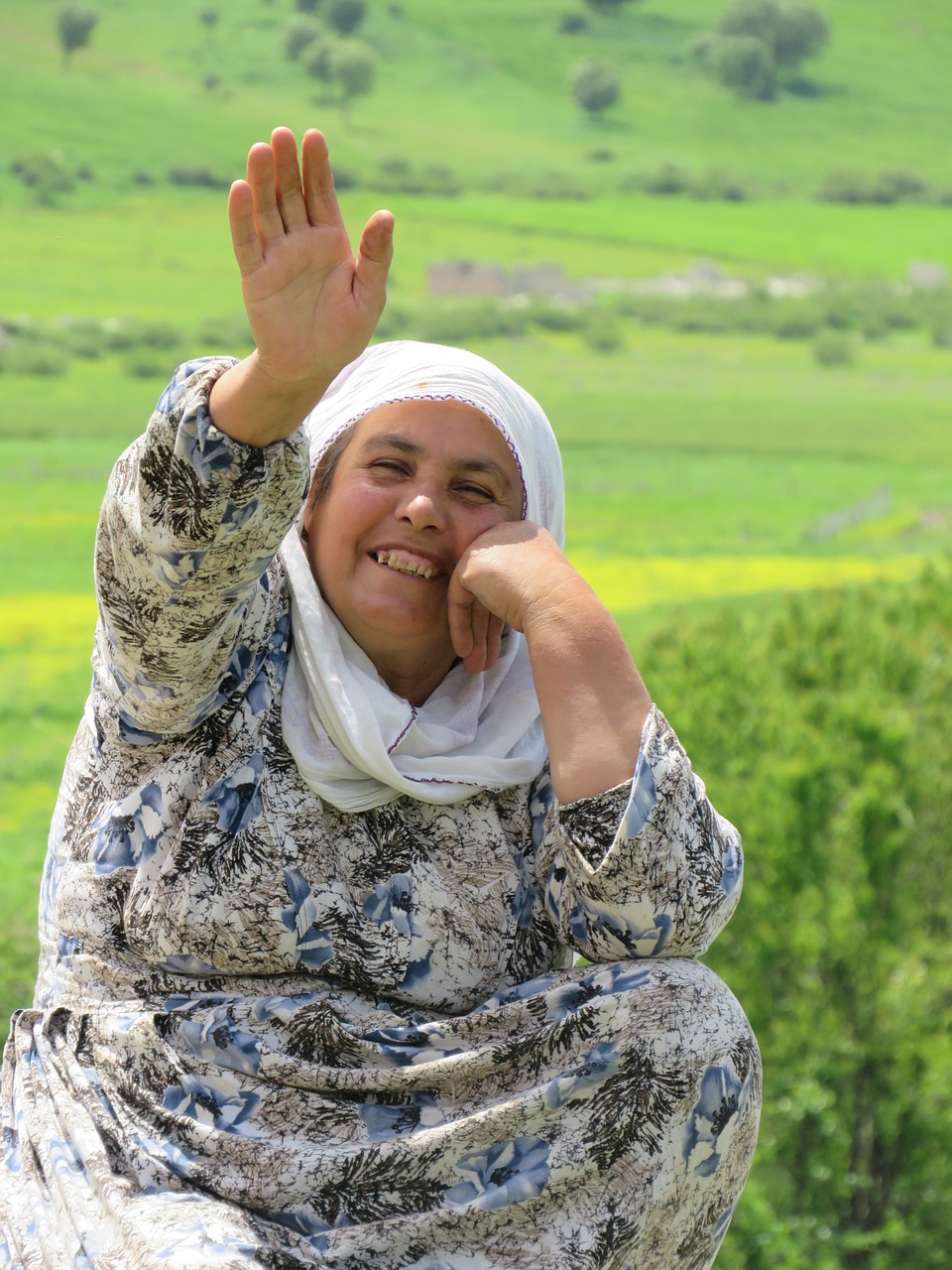 Woman Smile Waving Greeting Spring  - Muratnas / Pixabay
