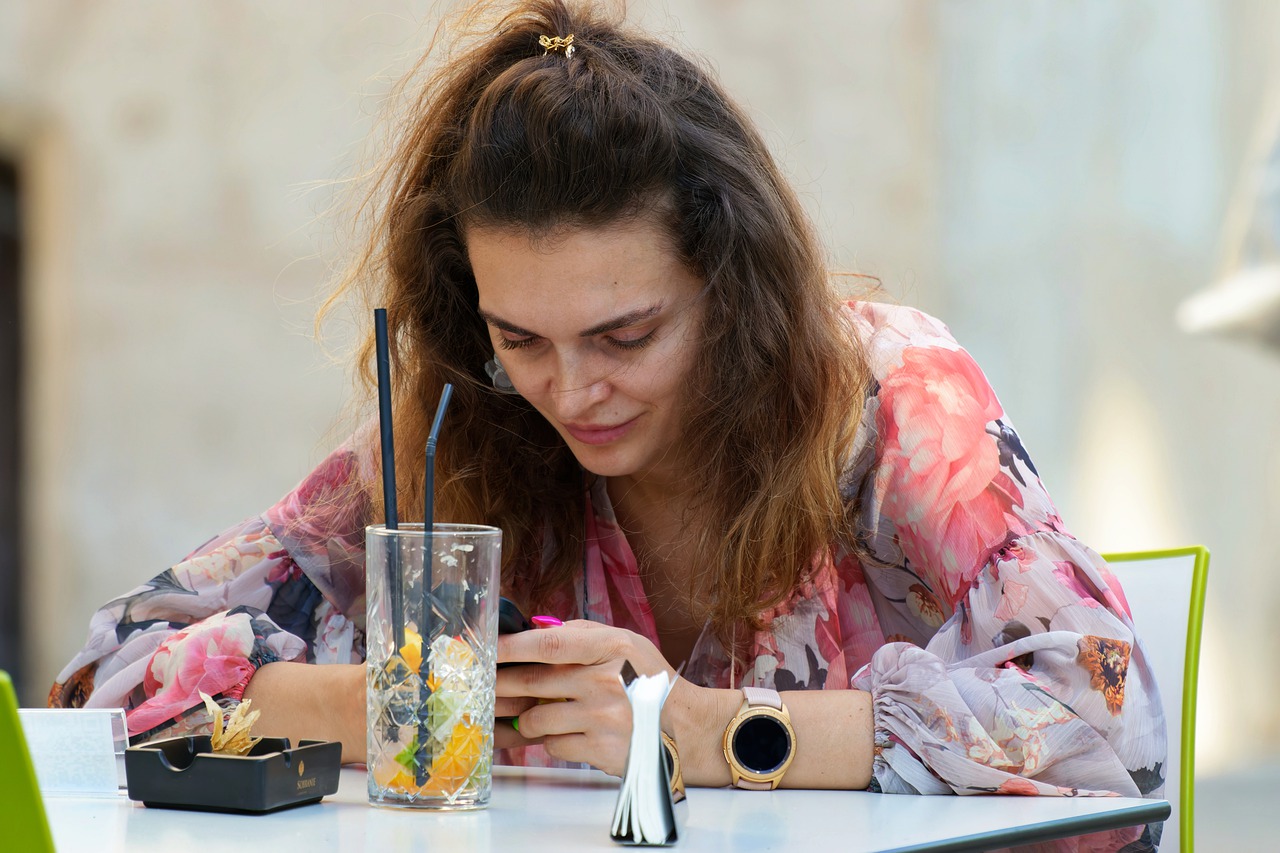 Woman Young Smartphone Sitting  - Surprising_Shots / Pixabay