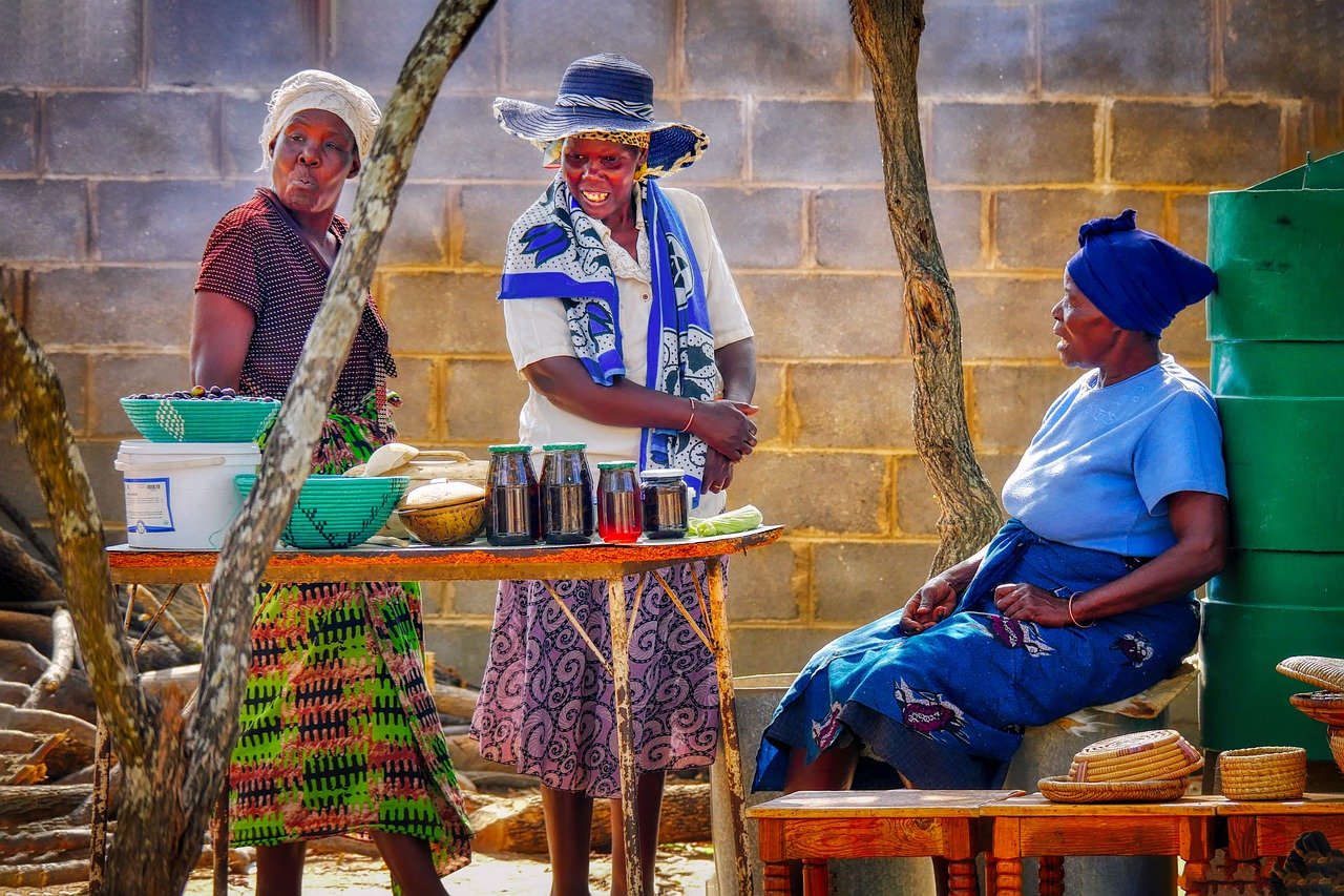 Women Market African Scene Talk  - fietzfotos / Pixabay