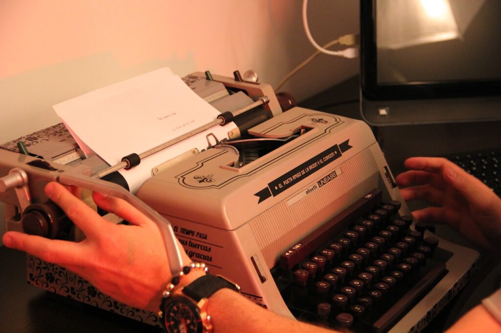 Writer Typewriter Hands Typing  - YanethLotero / Pixabay