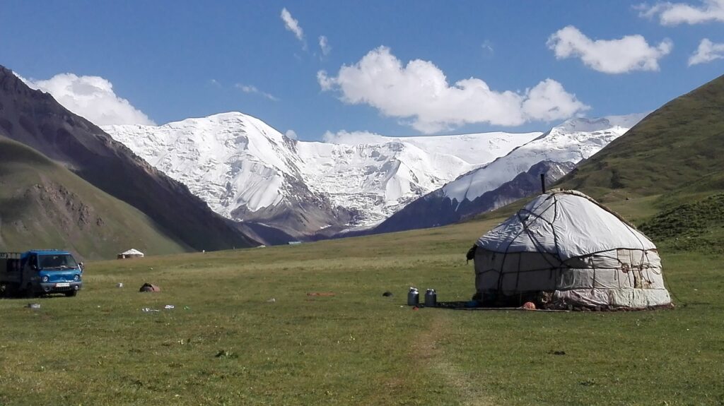 Yurts Lenin Pic Kyrgyzstan  - lolorun / Pixabay